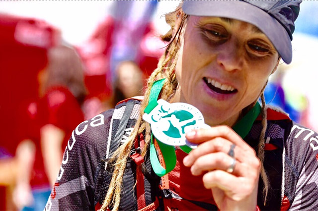 Gemma muestra la medalla-TMCdC