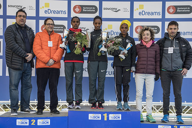podium-femenino-Mitja Marató de Barcelona