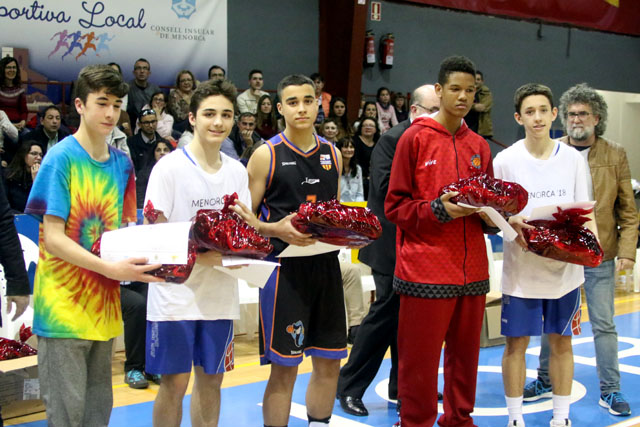 Torneig Ciutat d'Alaior bàsquet base-Entrega Trofeos