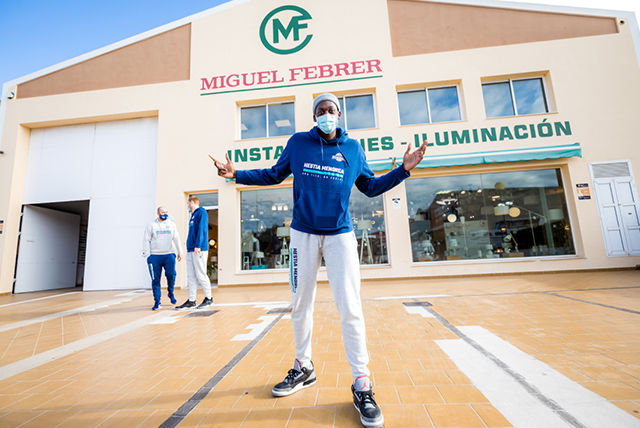 Jugadores Hestia Menorca visitan Miquel Febrer