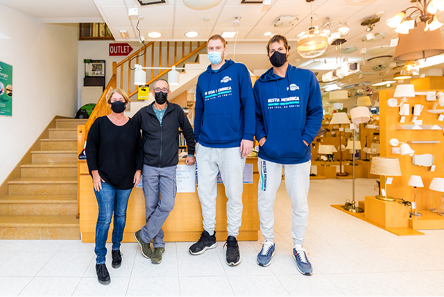 Jugadores Hestia Menorca visitan Miquel Febrer