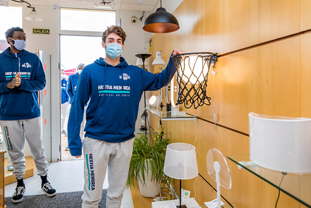 Jugadores Hestia Menorca visitan Miquel Febrer