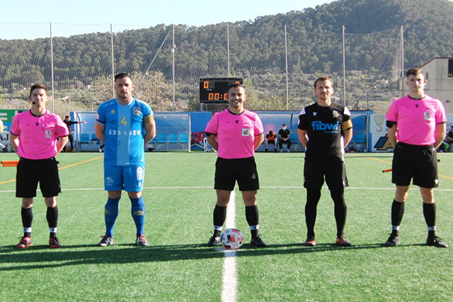 Santi Mascaró con los capitantes Andratx-Constancia