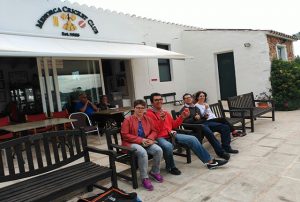 Donació des Criquet Club de Menorca a nes Club-Vidalba