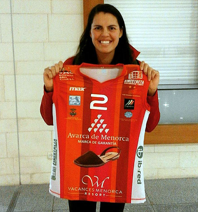 Ostrander, posando con la camiseta del Avarca a su llegada a la Isla (Foto CV Ciutadella)