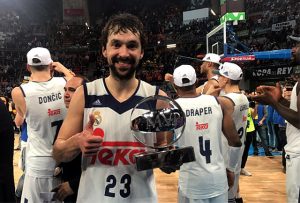 Llull con el trofeo MVP