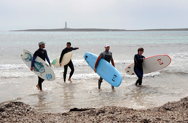 Surfistas tras la presentación del evento el año pasado (Foto Tolo Mercadal)