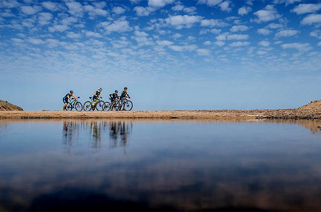 Ciclistas en Binimel.là (Foto: Jordi Saragossa)