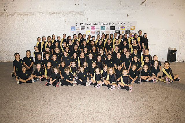 10 GRUPO TOTAL-Presentación Escuela Patinaje Artístico UD Mahón
