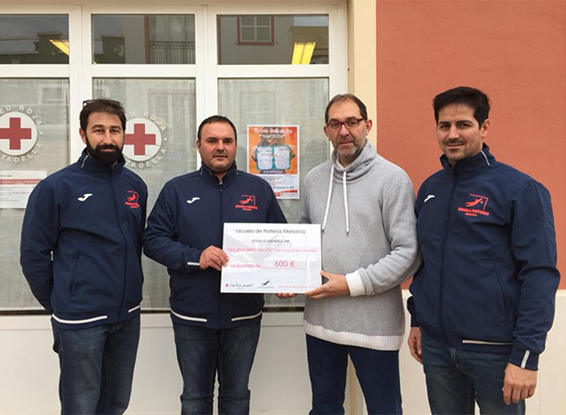 Donació Escuela entre Porteros Menorca a Cruz Roja