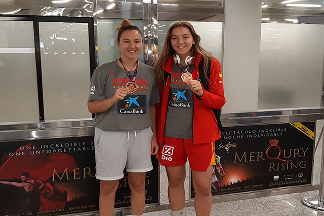 Helena Pueyo y María España  bronze Mundial U19 de bàsquet