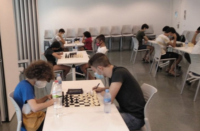 Jugadores ajedrez con mascarilla