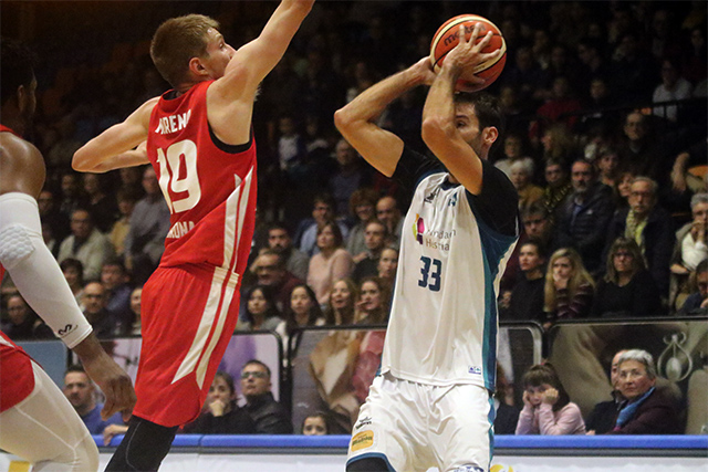 Moreno intenta taponar a Corbacho