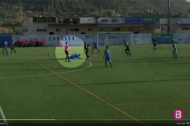 Santi Mascaró protagonista involuntario en el partido Andratx-Constancia