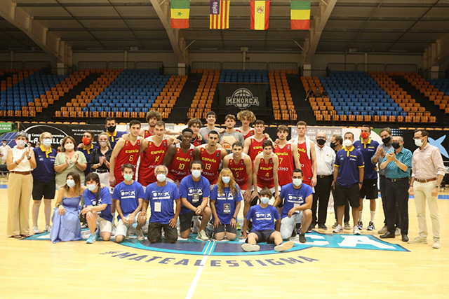 Selección Española sub-19 con voluntarios