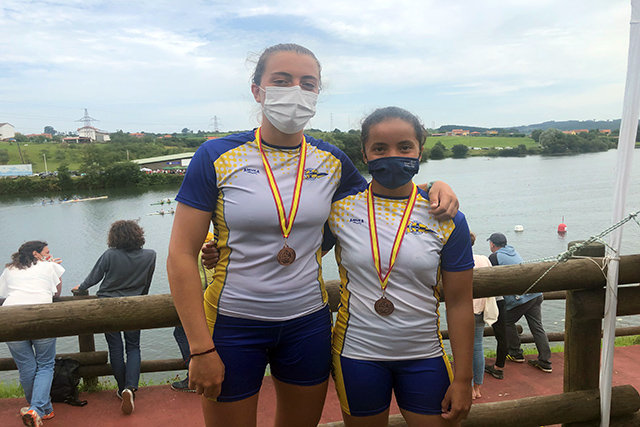 Alma y Claudia al finzalizar la entrega de medallas