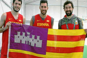 Sergio Llull con Álex Abrines, Rudy Fernández en JJOO Tokyo (Foto Fernando Fernández-UH)