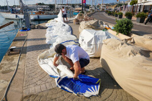 Barcos Época -Tripulantes preparando las velas