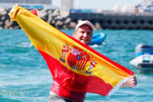 Joan Cardona-Bronce JJOO Tokio en vela Finn con la bandera España