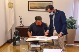 s'Ajuntament de Maó ha rendit homenatge a n'es medallista Joan Cardona