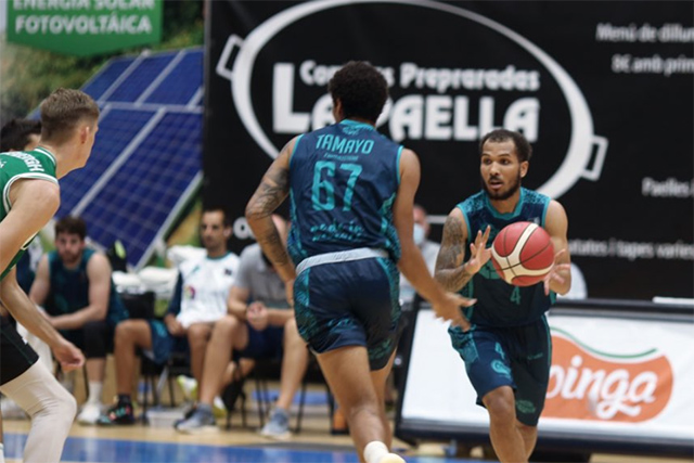 Marrow recibe la bola de Tamayo (Fotos Antxón Castresana)