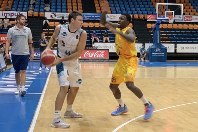 Pablo González, defendido por Ennis (Fotos Antxón Castresana)