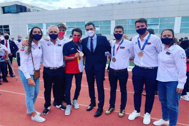Una vela de medalla-La vela española consiguió el bronce en Finn y 470 y los medallistas se fotografiaron con Pedro Sánchez (Foto J.C.)