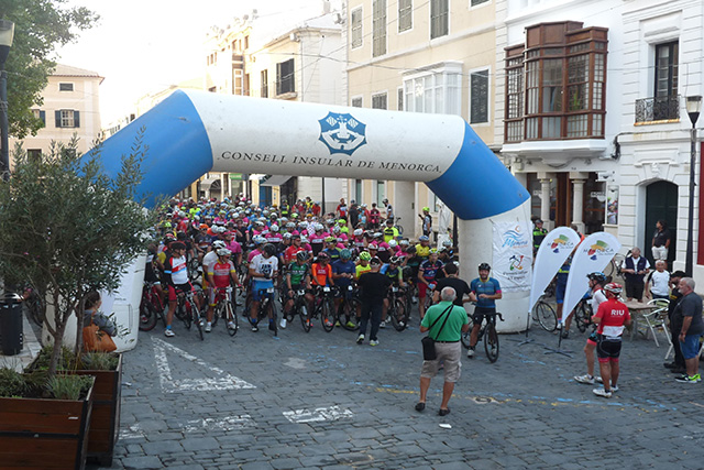 Volta Cicloturista Internacional a Menorca-sortida