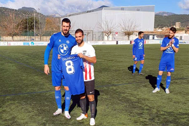 Reconocimiento a Ignasi Dalmedo. El jugador del Mercadal, ex del Binissalem, ha sido agasajado por su anterior club