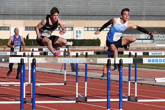 Albert Bosch (804) durante los 60m vallas