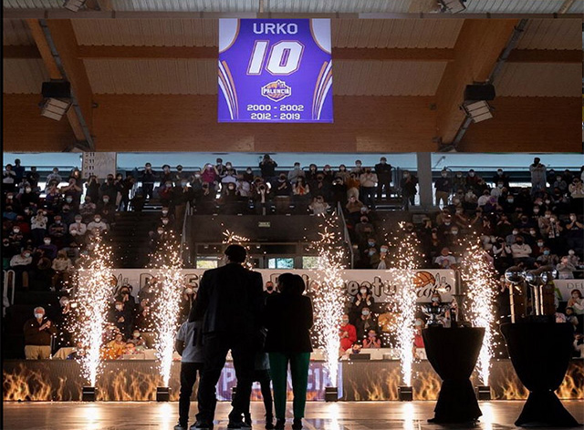 Urko Otegi-retiran su camiseta