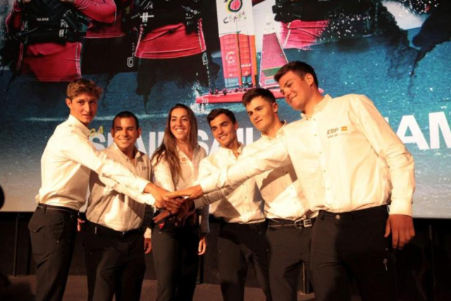 El equipo español de SailGP, con Joan Cardona, durante su presentación oficial. SailGPESP