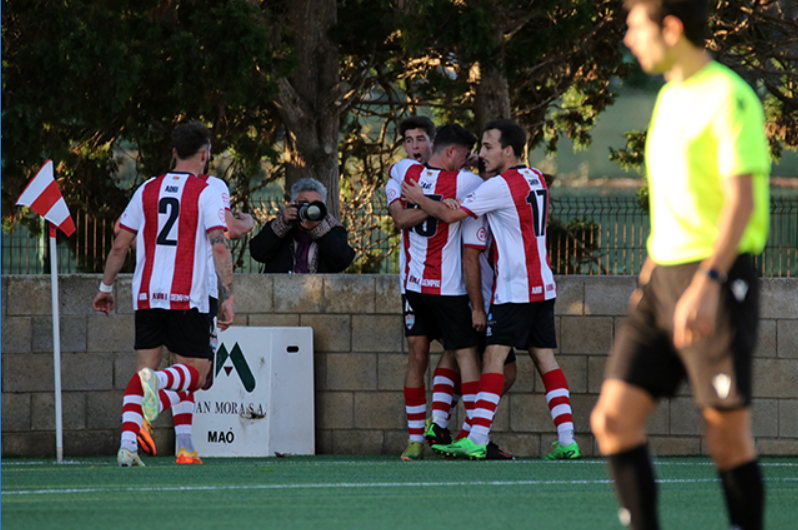 CE Mercadal celebrando un gol ante el Portmany