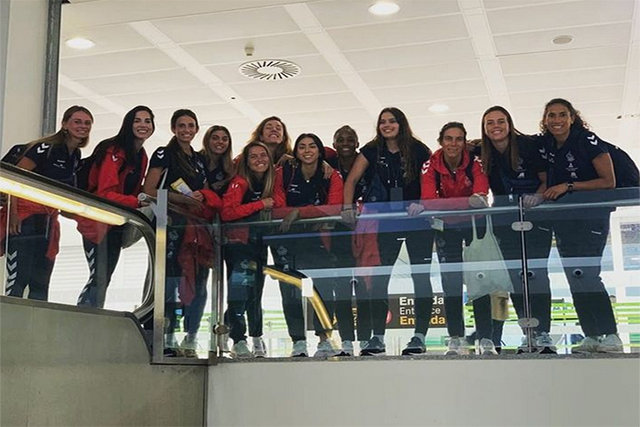 Jugadoras del Avarca de Menorca en el aeropuerto