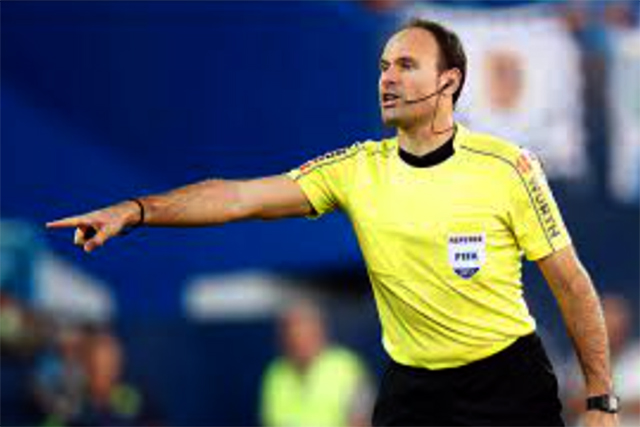 Árbitro fútbol Mateo Lahoz