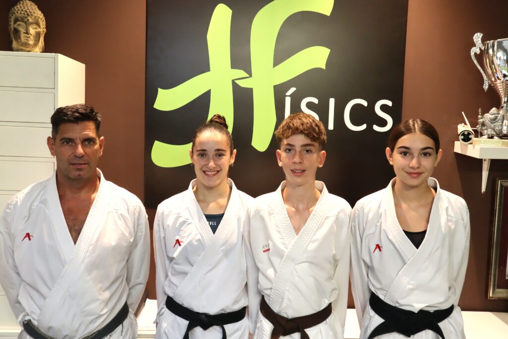 Roman Sintes, Miranda Herrero y Judith Álvarez, acompañados de su entrenador Shuto Triay