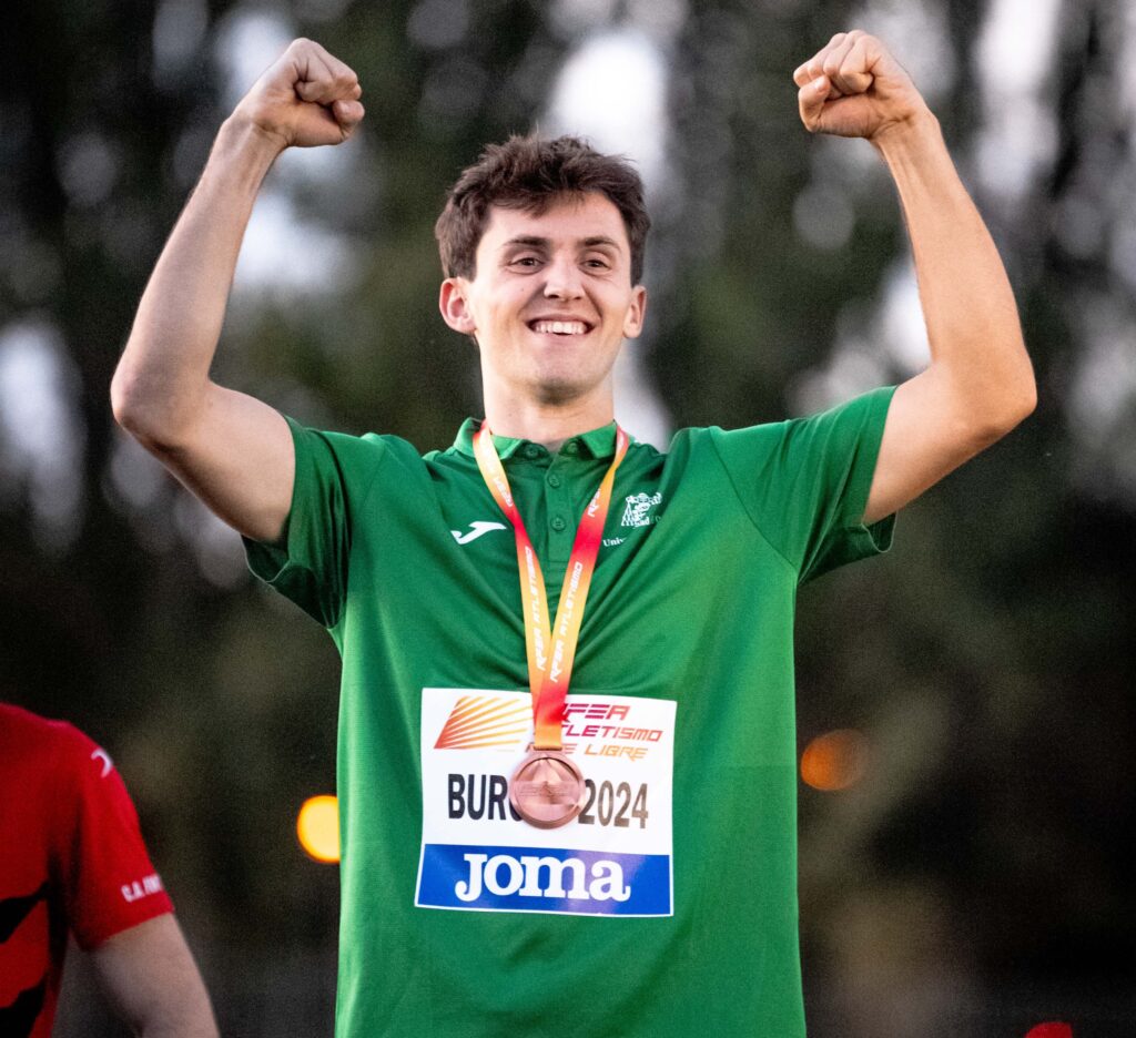 Nico Vila cen el podium