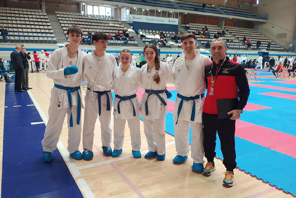 Combinado balearcon entrenador en el VI Memorial Ángel Sáez- Madrid (Helena Melia y Queralt Capó)