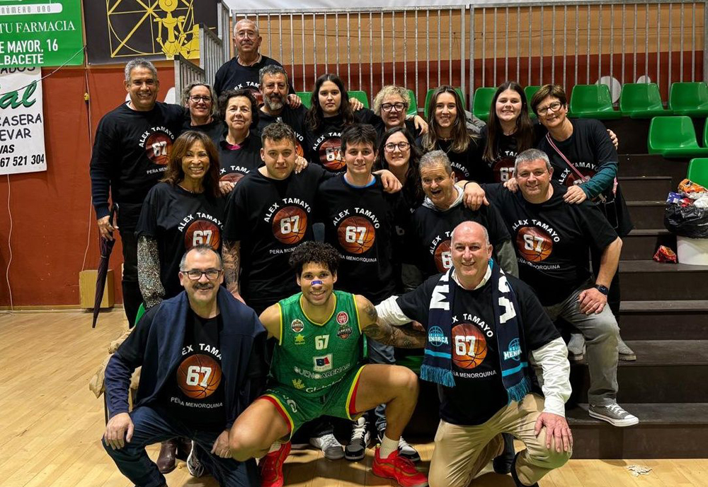 Alex Tamayo y aficion en el parque