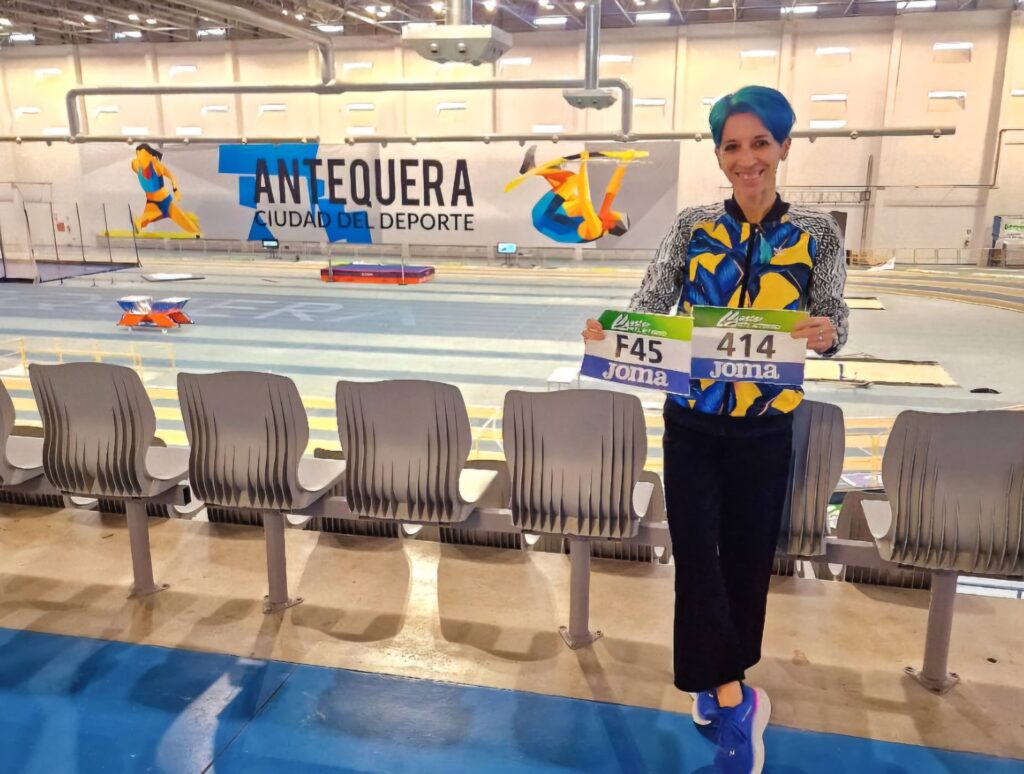 Maria Pallicer con los dorsales en la pista cubierta de Antequera