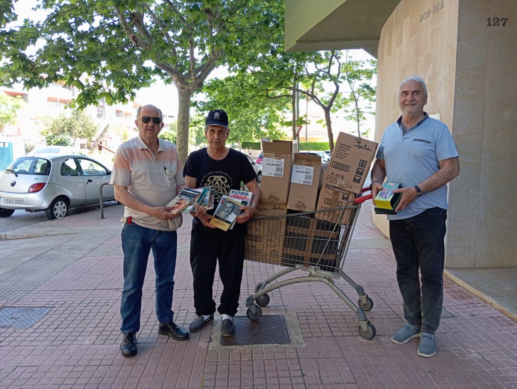 Elias Noval entrega libros may-2025