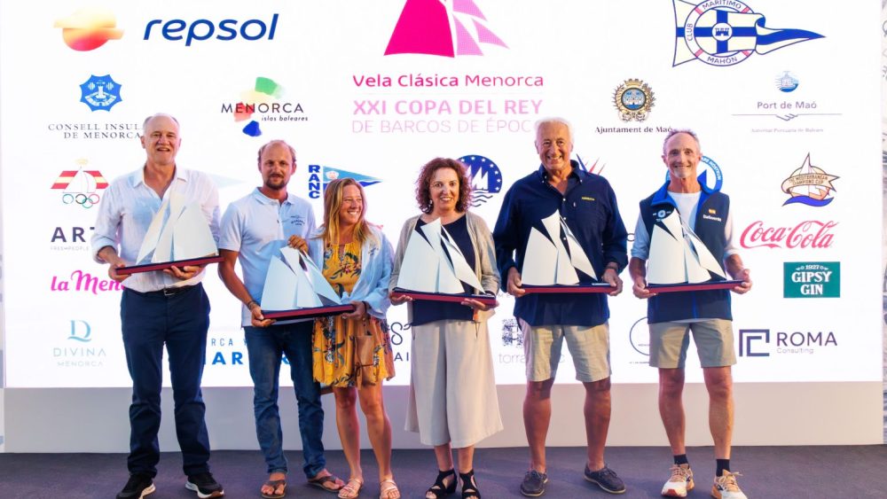 Los-cinco-armadores-de-los-barcos-ganadores-posan-con-sus-trofeos-Fotos-Nico-Martinez-1000x563