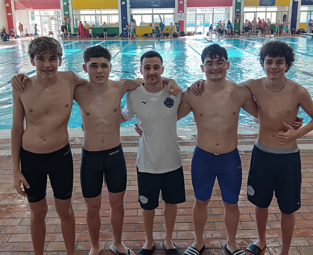 equip Club Natació Maó amb l'entrenador, Bep Macián