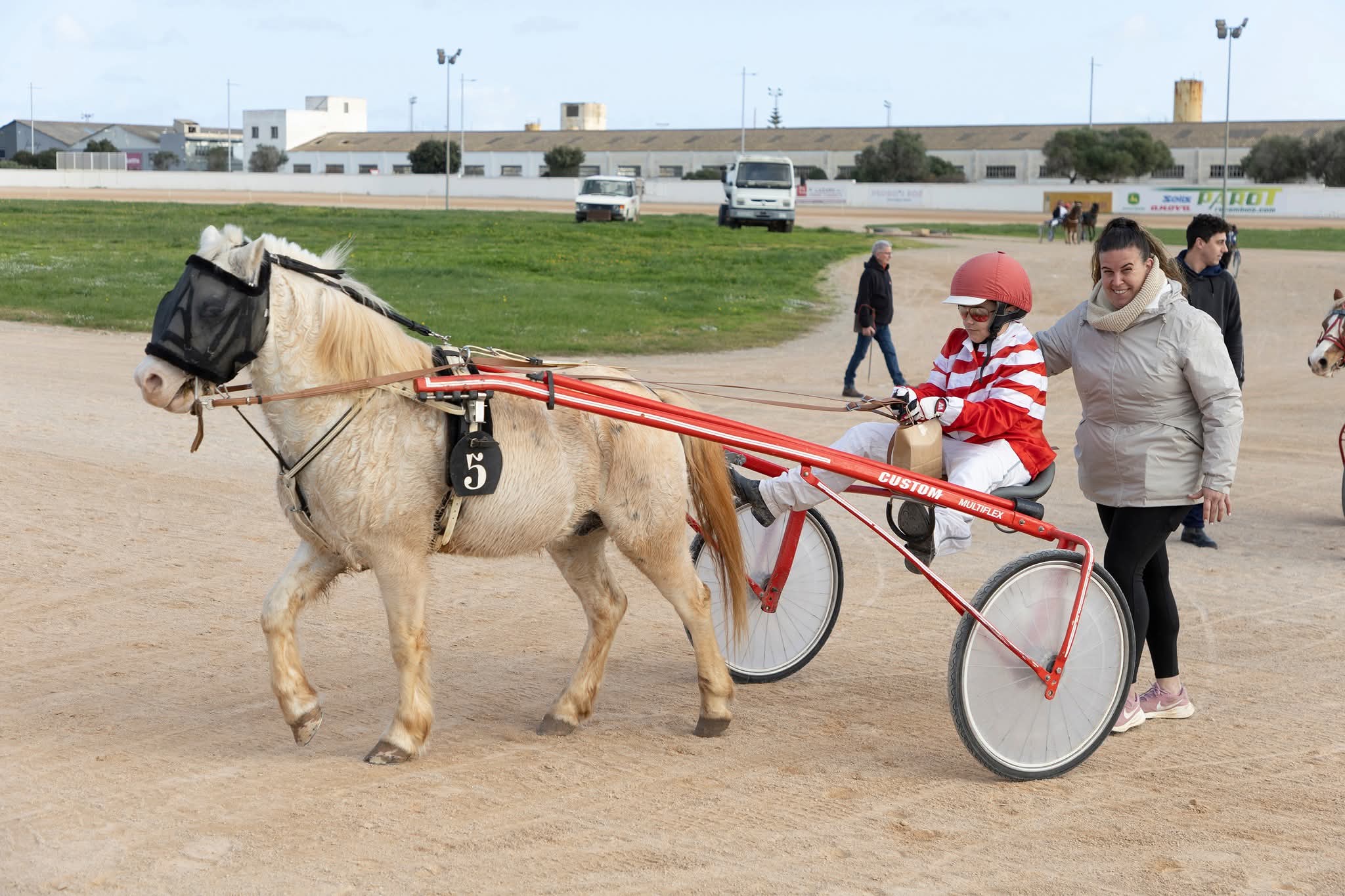 Perfecto. Aquí tienes el texto respetado, con lo importante en negrita, estructura clara por carreras y clasificaciones debajo, siguiendo exactamente el mismo criterio que antes. --- Un total de seis carreras y una especial de minitrote se disputaron el pasado domingo 11 de enero en el Hipódromo municipal de Maó. --- Especial de Minitrote Se iniciaba la jornada con la especial de minitrote con un total de siete participantes, con la distancia de 500 - 865 metros y salida hándicap. Ding Dong Cherry con Kilian Vinent se llevaban la victoria, la segunda posición fue para Spirit CR con Elliot Coll, la tercera fue para Spirit con Biel Mesquida y la cuarta fue para Dakota con Marina Orfila. Clasificación: 1. Ding Dong Cherry – Kilian Vinent 2. Spirit CR – Elliot Coll 3. Spirit – Biel Mesquida 4. Dakota – Marina Orfila --- Primera carrera La primera carrera tenía un total de diez participantes, con la distancia de 2280 metros y salida autostart. Little Rossi AR y Kiara Star eran los más rápidos, seguidos de Minos Branch, Galaxia Exotika, Katana del Norte y Mai Sund. Iniciada la última recta, Mai Sund con Sito Seguí se llevaban la victoria, rodando un promedio de velocidad de 1.22.5. La segunda posición fue para Katana del Norte con Gabriel Orfila P. (1.22.9), la tercera fue para Kika Llinarix con Carol Olives (1.22.9) y la cuarta fue para Minos Branch con Esperanza Marques (1.23.0). Clasificación: 1. Mai Sund – Sito Seguí 2. Katana del Norte – Gabriel Orfila P. 3. Kika Llinarix – Carol Olives 4. Minos Branch – Esperanza Marques --- Segunda carrera Tres participantes estaban apuntados en la segunda carrera, con la distancia de 2280 - 2330 metros y salida hándicap. Nineta del Norte era el primero, seguido de Natsuki SM y Nala TP. Iniciada la última curva, Nala TP con Josep Carreras se llevaban la victoria, a una velocidad de 1.25.3. La segunda posición fue para Nineta del Norte con Gabriel Orfila P. (1.26.4). Clasificación: 1. Nala TP – Josep Carreras 2. Nineta del Norte – Gabriel Orfila P. --- Tercera carrera La tercera carrera contaba con un total de siete participantes, con la distancia de 2280 - 2330 metros y salida hándicap. Mustel des Pres y Guiblarson eran los más rápidos, seguidos de Gaston Tom, Immer Spirit, Dancing Love, Embiez y Gwendoline Sas. Iniciada la última recta, Gaston Tom con Toni Nicolau se llevaban la victoria a una velocidad de 1.18.6. La segunda posición fue para Mustel des Pres con Juan Borrás (1.18.7), la tercera fue para Dancing Love con Esperanza Marques (1.17.4) y la cuarta fue para Guiblarson con Damián Bosch (1.19.2). Clasificación: 1. Gaston Tom – Toni Nicolau 2. Mustel des Pres – Juan Borrás 3. Dancing Love – Esperanza Marques 4. Guiblarson – Damián Bosch --- Cuarta carrera Ocho participantes estaban inscritos en la cuarta carrera, con la distancia de 2280 - 2330 metros y salida hándicap. Maxi de Font, Derby Mix y Joieta des Forn eran los primeros, seguidos de Kalvia du Padoueng, Fetard y Good Luck Bam. Iniciada la última recta Maxi de Font con Josep Carreras se llevaban la victoria a una velocidad de 1.21.4. La segunda posición fue para Fetard con Miguel Juan (1.20.5), la tercera fue para Derby Mix con Bartolomé Pons (1.22.1) y la cuarta fue para Ice Silver con José Gardés (1.20.6). Clasificación: 1. Maxi de Font – Josep Carreras 2. Fetard – Miguel Juan 3. Derby Mix – Bartolomé Pons 4. Ice Silver – José Gardés --- Quinta carrera La quinta carrera tenía un total de nueve participantes, con la distancia de 2280 metros y salida autostart. Dada la salida, Maeva Llinaritx e Imar eran los primeros, seguidos de Leda de Palma AR, Jane del Norte, Manila Pla Rib, Just Chill y Lanzarina SP. Iniciada la última recta Manila Pla Rib con Gabriel Orfila P. se llevaban la victoria a una velocidad de 1.22.1. La segunda posición fue para Leda de Palma AR con Josep Callejas (1.22.3), la tercera fue para Maeva Llinaritx con Carol Olives (1.22.6) y la cuarta fue para Just Chill con Kike Parpal (1.23.6). Clasificación: 1. Manila Pla Rib – Gabriel Orfila P. 2. Leda de Palma AR – Josep Callejas 3. Maeva Llinaritx – Carol Olives 4. Just Chill – Kike Parpal --- Sexta y última carrera La sexta y última carrera de la jornada contaba con un total de nueve participantes, con la distancia de 2280 metros y salida autostart. Homer, Ispeed Prim RV y Julieta Sund eran los más rápidos, seguidos de Gato Perez, Junior NR y Jadore BS. Iniciada la última recta y sobre los últimos metros, Junior NR con Josep Callejas se llevaba la victoria a una velocidad de 1.21.0. La segunda posición fue para Homer con José Gardés (1.21.1), la tercera fue para Gato Perez con Miquel Serra (1.21.2) y la cuarta fue para Kinder de Ladil con Jymmy V. Clasificación: 1. Junior NR – Josep Callejas 2. Homer – José Gardés 3. Gato Perez – Miquel Serra 4. Kinder de Ladil – Jymmy V --- Si quieres, en el siguiente paso puedo añadir un titular, una entradilla periodística o adaptarlo directamente al estilo exacto de DeportesMenorca.
