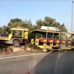 Susto en Sant Lluís: el tren turístico de Punta Prima se empotra contra un muro en la rotonda de Biniancolla sin dejar heridos