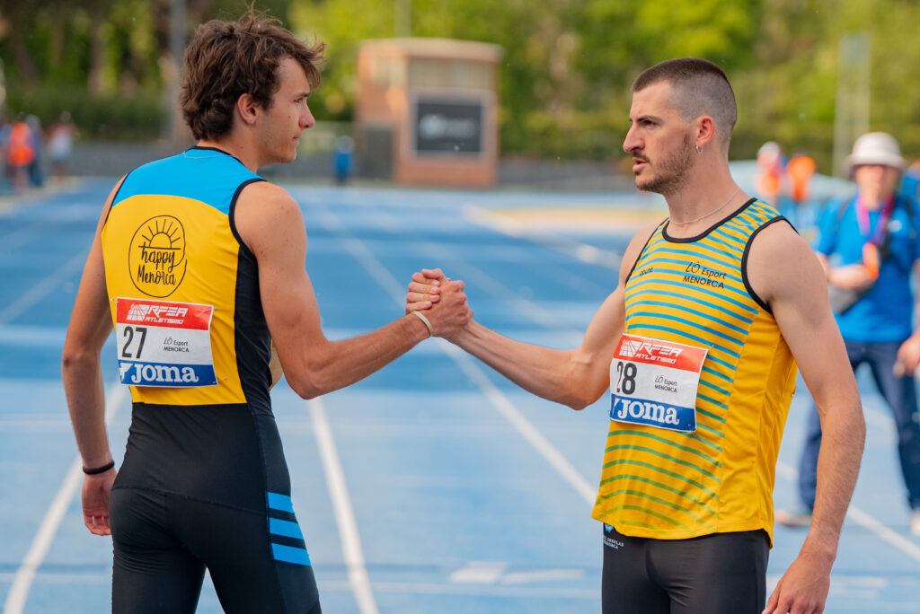 Flto: Pol Retamal: los atletas de 800m del equipo, Marti Sanchez y Xavi Cubas