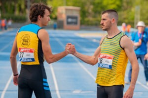 Flto: Pol Retamal: los atletas de 800m del equipo, Marti Sanchez y Xavi Cubas